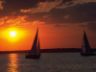 Tramonto con barche a vela in sfondo