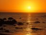 Mare coon scogli al tramonto