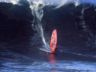 Ragazzo su surf un po' spericolato considerando l'onda che sta arrivando !!